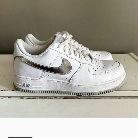 Nike Air Force 1, White Leather With Silver Accents, Men’s Size 7, Women’s 9 - Picture 2 of 9